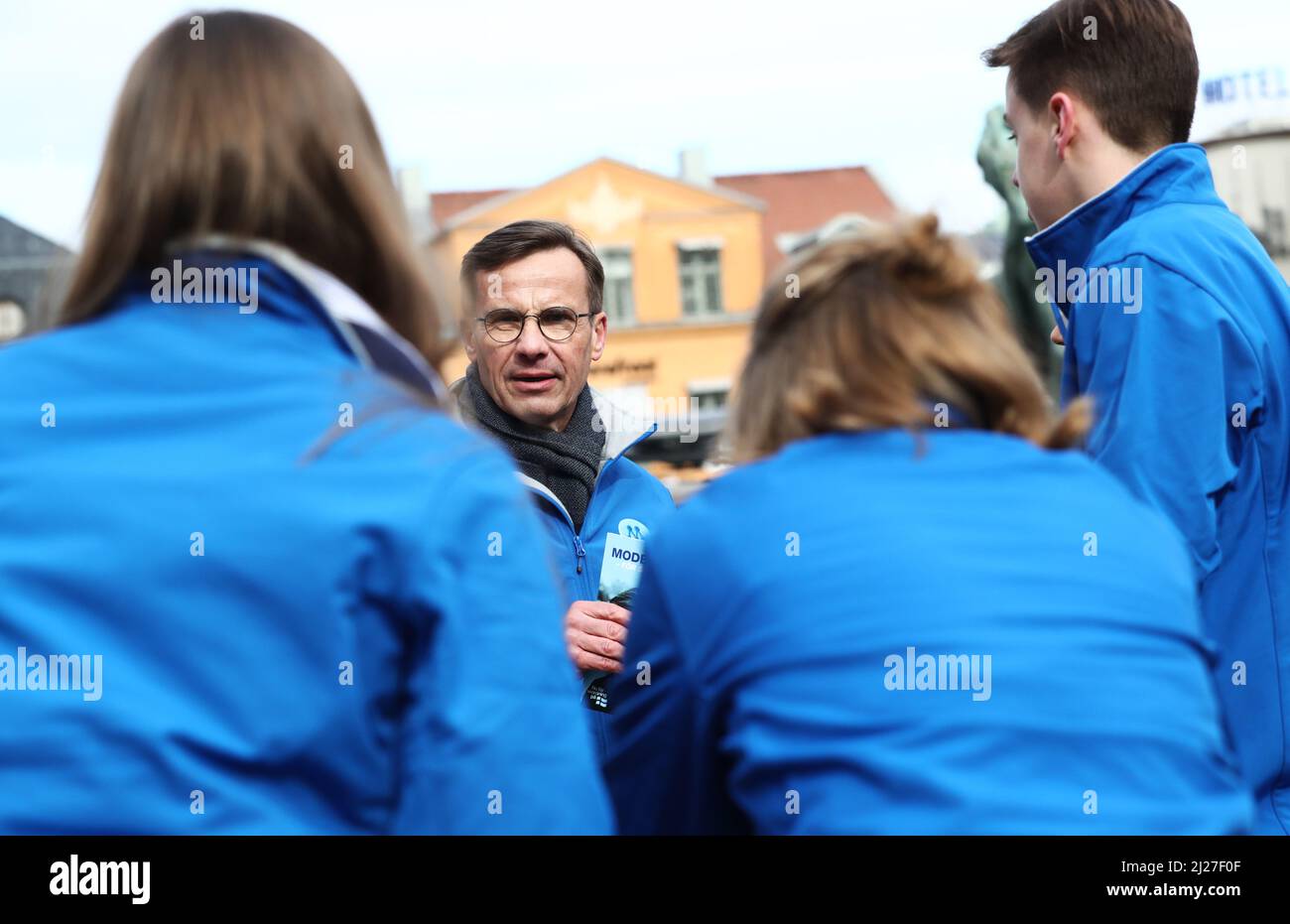 Am Dienstag, den 29. März, besuchte der Vorsitzende der Moderaten Partei Ulf Kristersson den Landkreis Östergötland. Hier bei einem Besuch im Stora Torget in Linköping, Schweden. Stockfoto