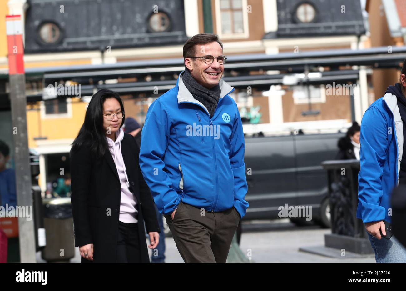 Am Dienstag, den 29. März, besuchte der Vorsitzende der Moderaten Partei Ulf Kristersson den Landkreis Östergötland. Hier bei einem Besuch im Stora Torget in Linköping, Schweden. Stockfoto