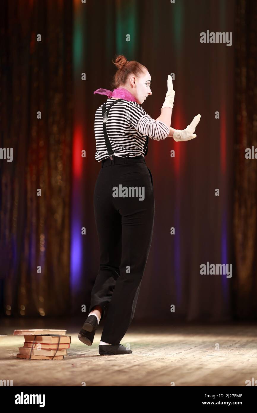 Schauspielerin Mädchen Clowns zeigen Performance auf der Bühne Stockfoto