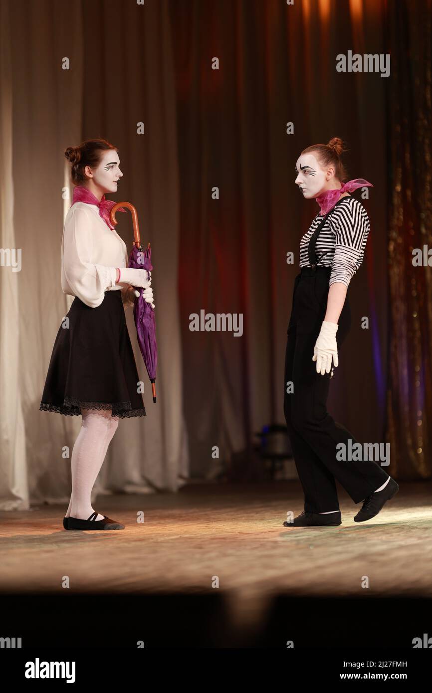 Schauspielerin Mädchen Clowns zeigen Performance auf der Bühne Stockfoto