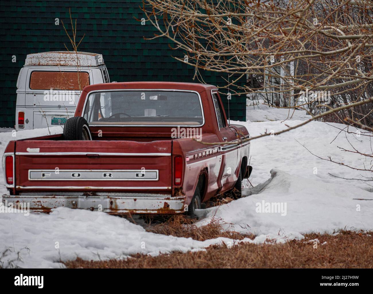 Oldtimer-LKW im Schnee verlassen Stockfoto