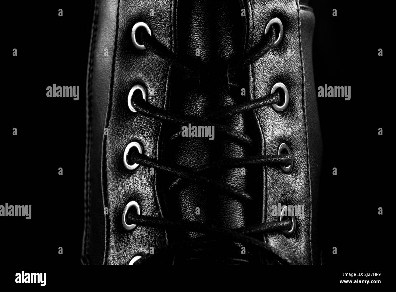 Schnürsenkel. Schnürschuh für Freizeit- oder Sportschuhe aus nächster Nähe auf dunklem Hintergrund. Schuhe Hintergrund Stockfoto
