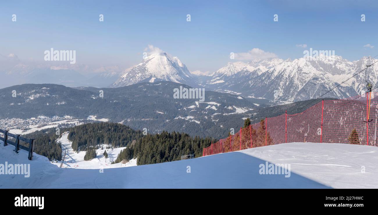 Luftüberwinterungslandschaft mit dem Gipfel hohe Munde und Leutaschtal von Rosshutte, aufgenommen in hellem Licht bei Seefeld, Tirol, Österreich, Stockfoto