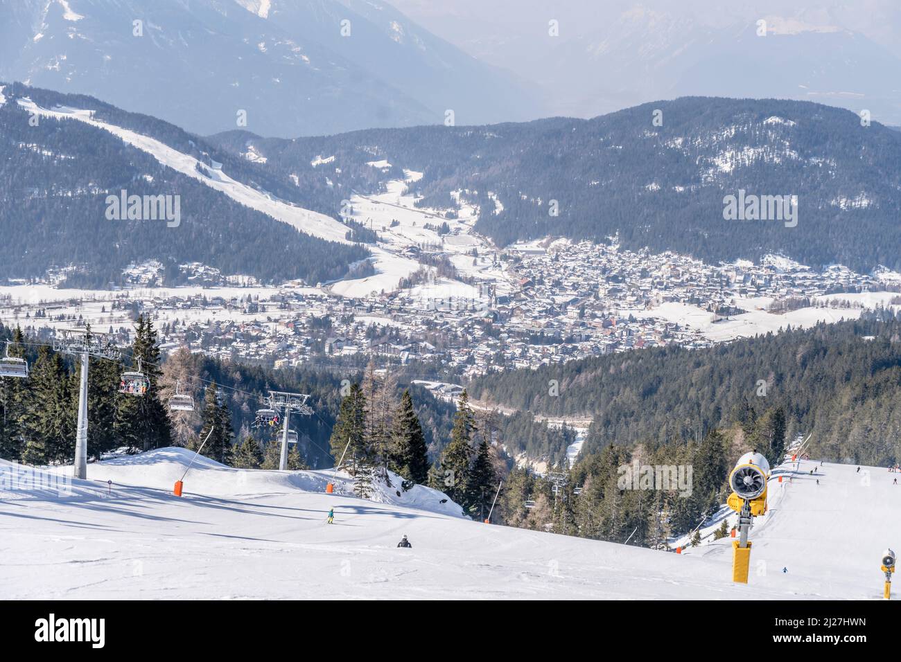 Luftbild Winterbergstadtbild von Rossutte, aufgenommen in hellem Licht in Seefeld, Tirol, Österreich, Stockfoto