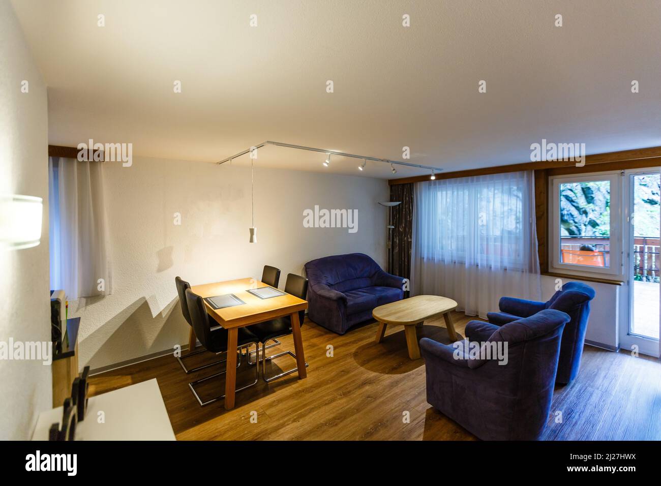 Luxus-Studio-Apartment mit Klappbett Stockfotografie - Alamy