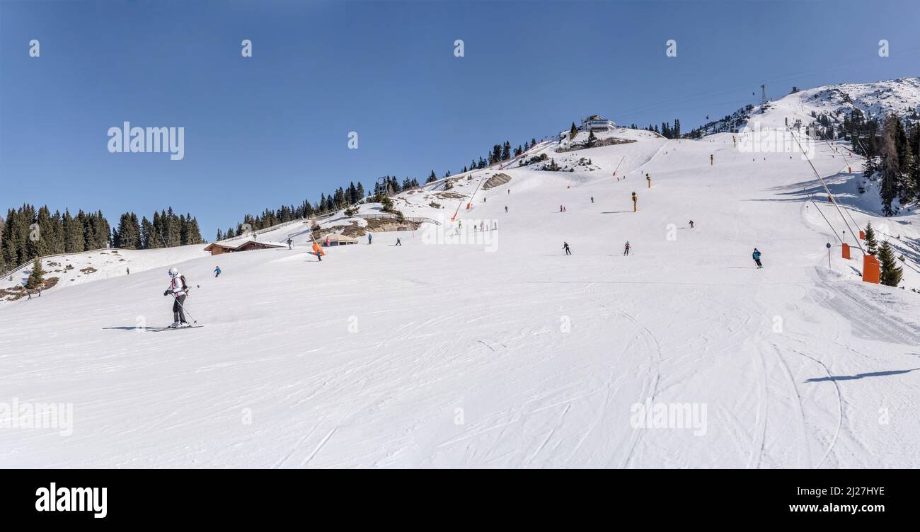 Winterberglandschaft mit sehr großer Skipiste bei Rosshitte, im hellen Licht aufgenommen in Seefeld, Tirol, Österreich, Stockfoto