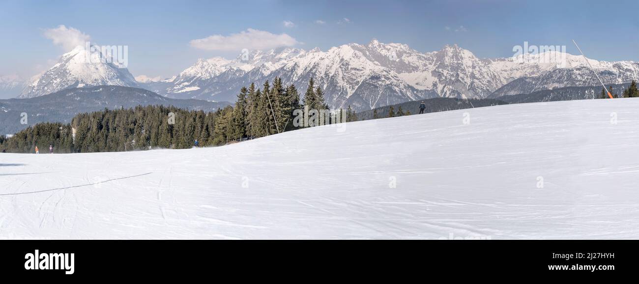 Winter-Berglandschaft mit verschneiten Pisten und hoher Munde Gipfel im Hintergrund von Rosshutte, im hellen Licht bei Seefeld, Tirol, aufgenommen Stockfoto