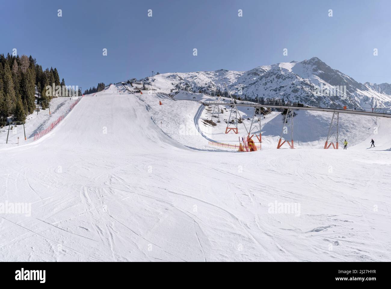 Winter-Berglandschaft mit verschneiten Pisten und Zahnradbahn bei Rosshutte, aufgenommen in hellem Licht bei Seefeld, Tirol, Österreich, Stockfoto