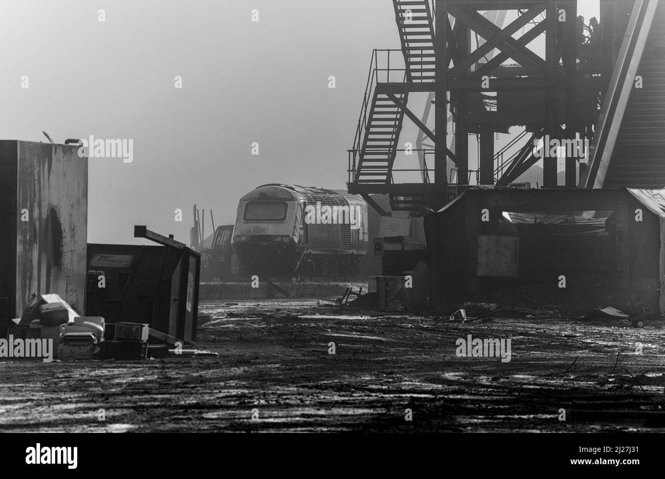 Abgenommener Hochgeschwindigkeitszug-Triebwagen 43053 im Nebel von Sims Metals, Newport Docks, Südwales, wartet darauf, für Schrott aufgeschnitten zu werden Stockfoto