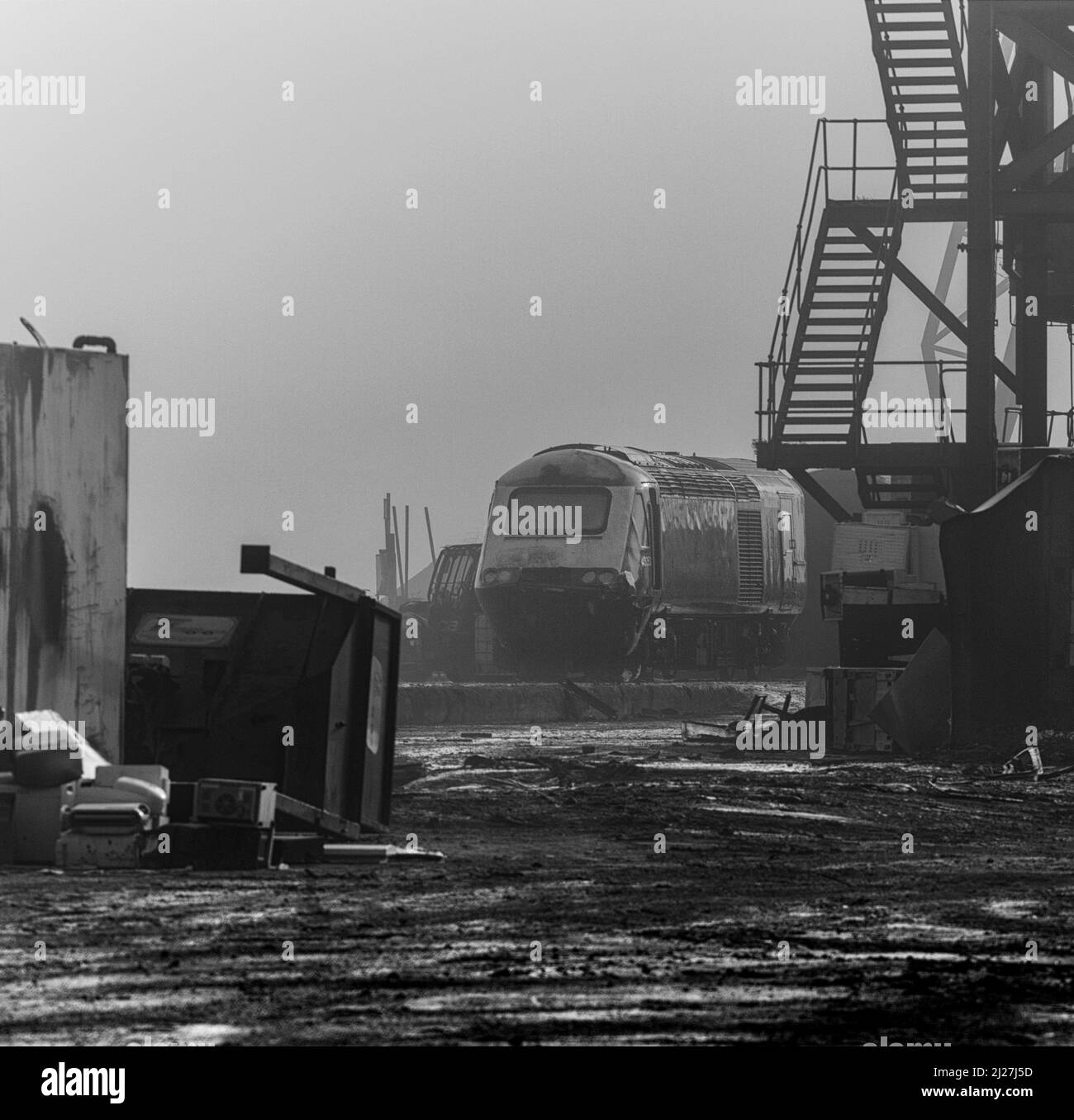 Abgenommener Hochgeschwindigkeitszug-Triebwagen 43053 im Nebel von Sims Metals, Newport Docks, Südwales, wartet darauf, für Schrott aufgeschnitten zu werden Stockfoto