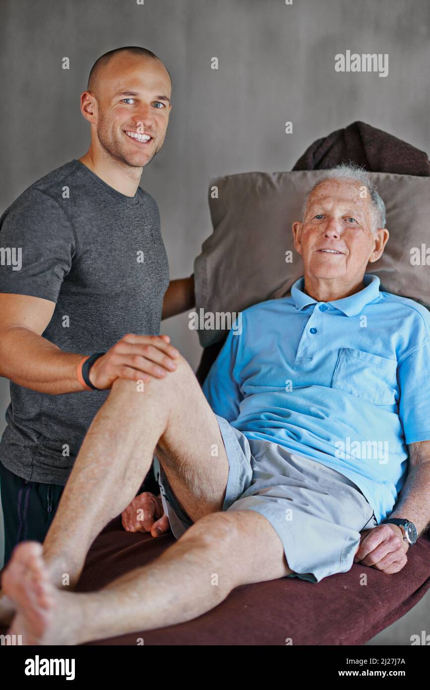 Die Hölle ist in kürzester Zeit auf den Beinen. Porträt eines älteren Mannes, der eine Physiotherapie mit einem männlichen Therapeuten gemacht hat. Stockfoto