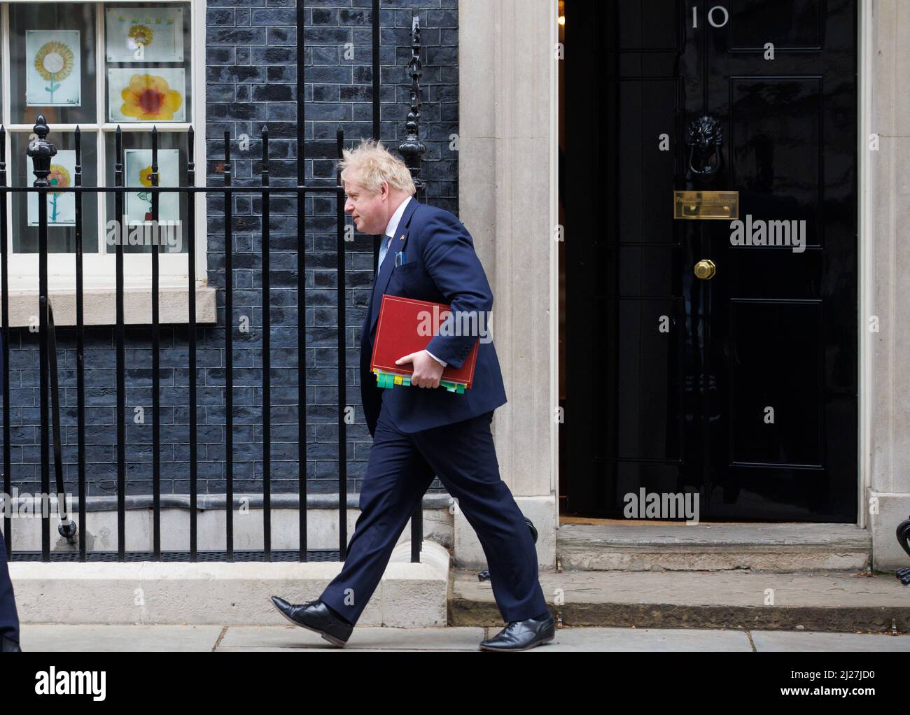 London, Großbritannien. 30. März 2022. Premierminister Boris Johnson verlässt die Downing Street Nr. 10, um für Fragen der Premierminister in die Houses of Parlimnet zu gehen. Er wird Sir Keir Starmer gegenüber dem Versandkarton gegenüberstehen. Kredit: Mark Thomas/Alamy Live Nachrichten Stockfoto