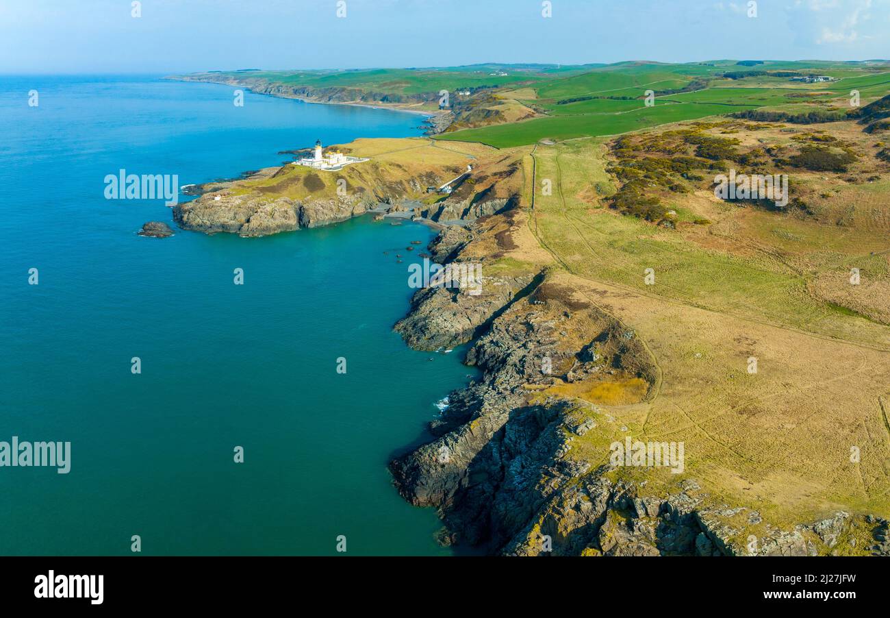 Luftaufnahme von der Drohne des Killantringan Lighthouse in der Nähe von Portpatrick auf dem Southern Upland Way in Dumfries und Galloway, Schottland, Großbritannien Stockfoto