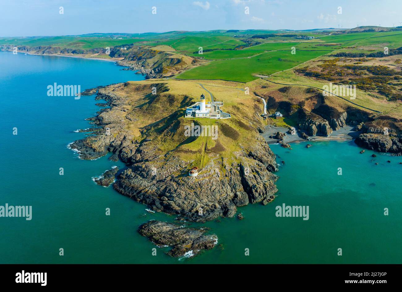 Luftaufnahme von der Drohne des Killantringan Lighthouse in der Nähe von Portpatrick auf dem Southern Upland Way in Dumfries und Galloway, Schottland, Großbritannien Stockfoto
