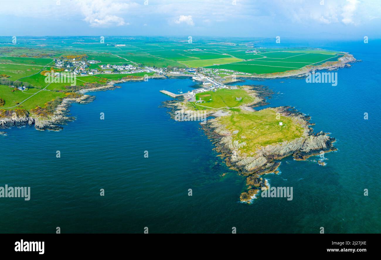Luftaufnahme von der Drohne des Isle Head Lighthouse und des Isle of Whithorn Village in Dumfries und Galloway, Schottland, Großbritannien Stockfoto