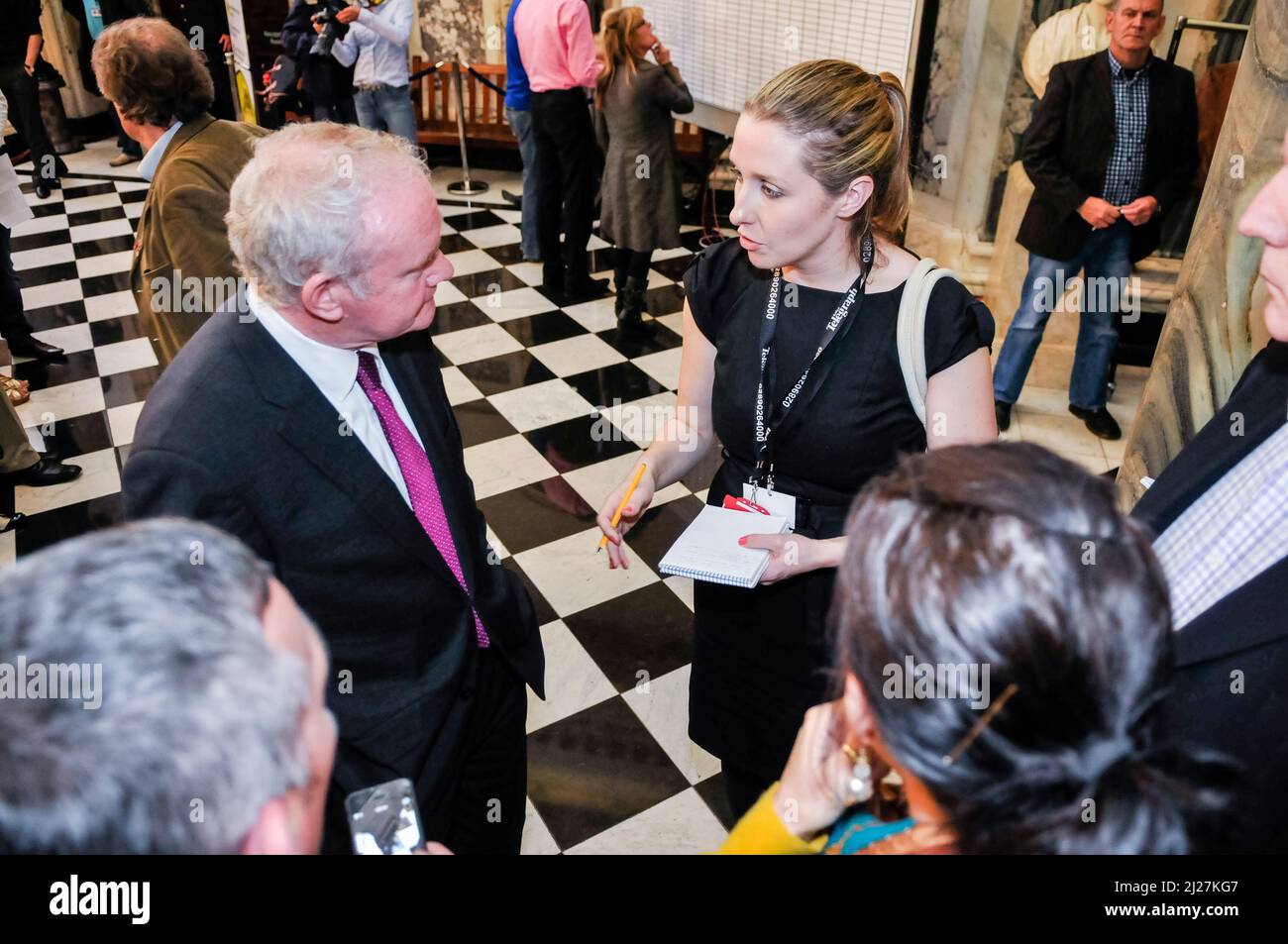 23/05/2014, Belfast, Nordirland. Die Journalistin Rebecca Black interviewt den stellvertretenden Ersten Minister Martin McGuinness während der Kommunalwahlen Stockfoto