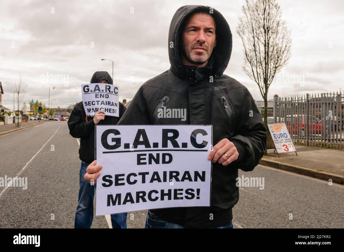 07/04/2012, Belfast, Nordirland. Greater Ardoyne Residents Committee hält eine weiße Linie Protest gegen Orange Order Paraden durch die Gegend. Stockfoto