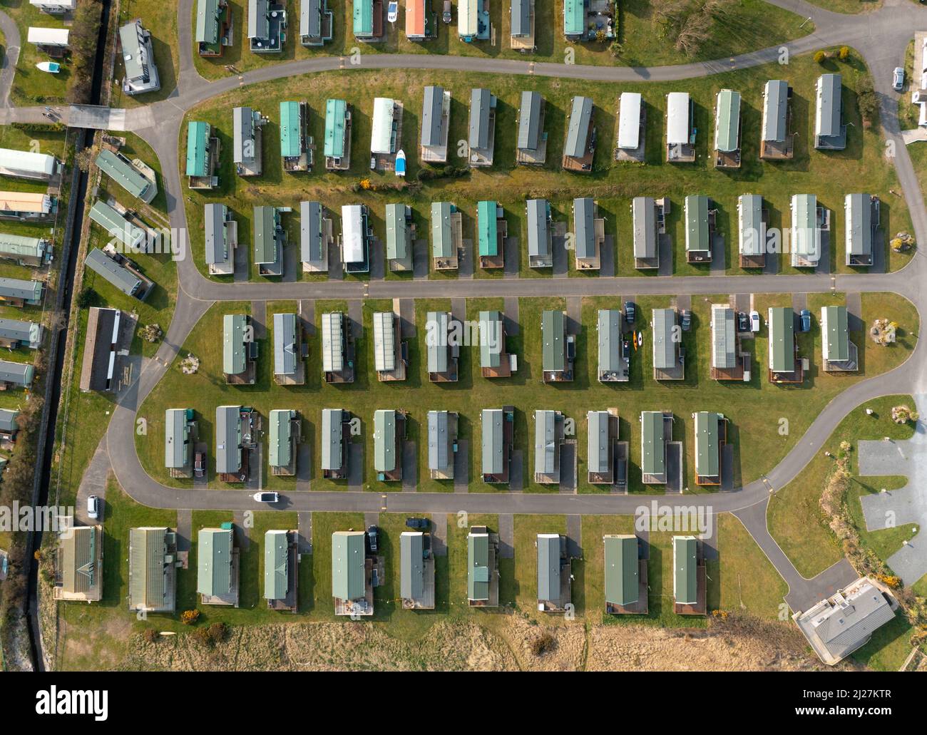 Luftaufnahme von der Drohne von statischen Wohnwagen und Ferienhäusern im Sands of Luce Holiday Park in Dumfries und Galloway, Schottland, Großbritannien Stockfoto