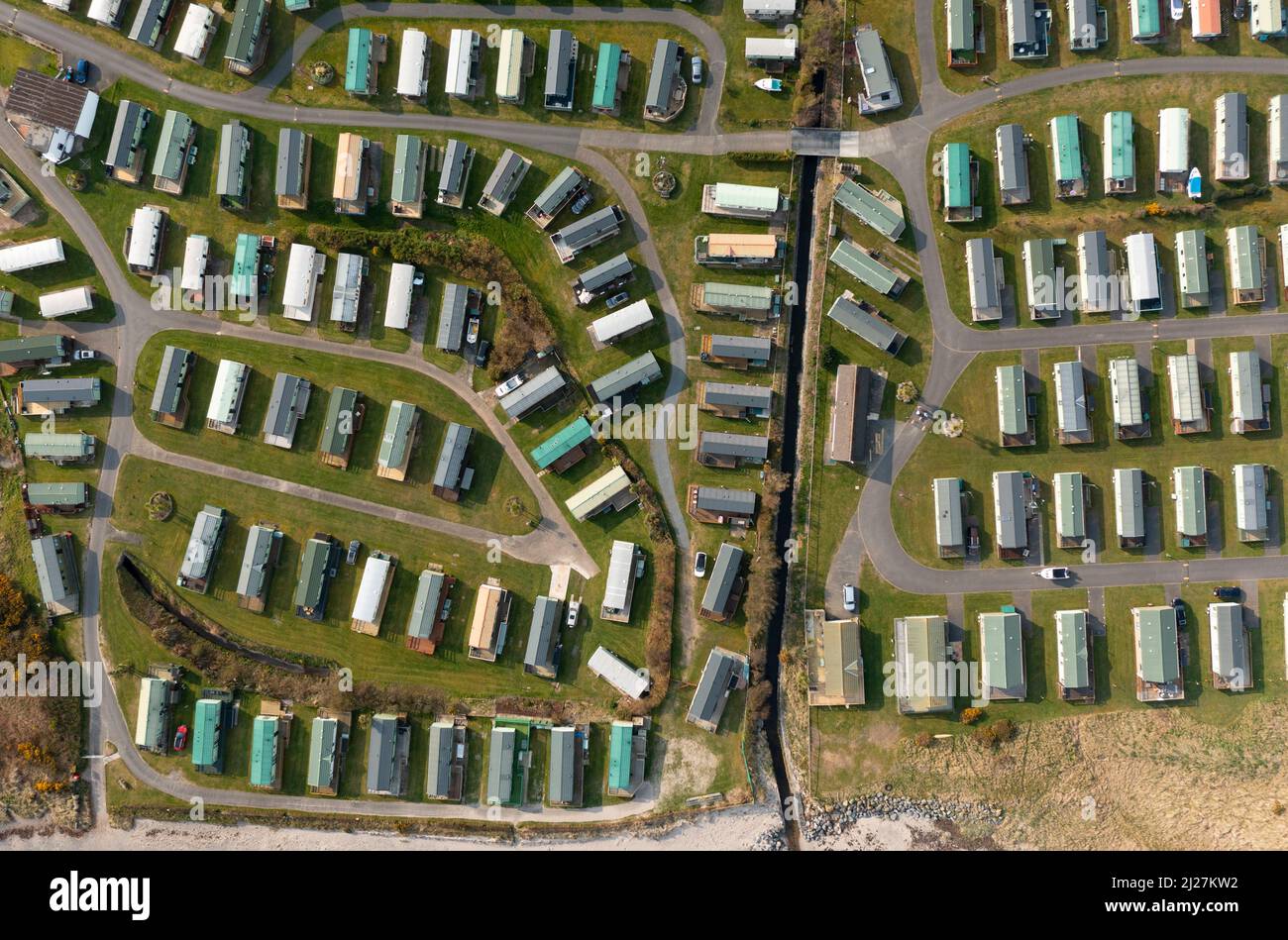 Luftaufnahme von der Drohne von statischen Wohnwagen und Ferienhäusern im Sands of Luce Holiday Park in Dumfries und Galloway, Schottland, Großbritannien Stockfoto