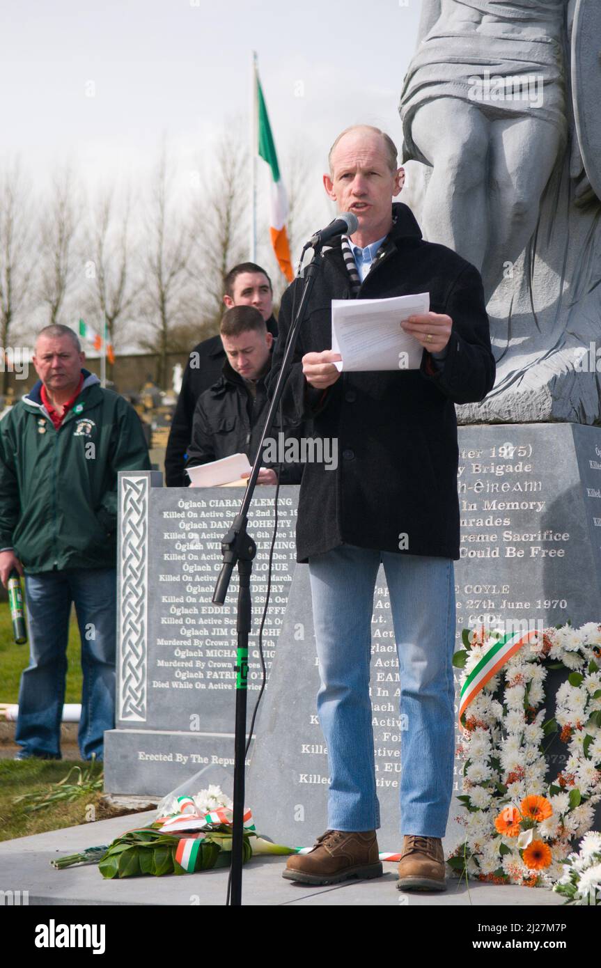 04/04/2010, Derry City Cemetery, Londonderry. Der republikanische Aktivist Tony Catney hält eine Rede vor der versammelten Menge, während sie sich an den Osteraufstand von 1916 erinnern. Stockfoto