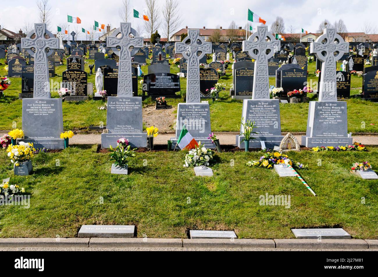 04/04/2010, Derry City Cemetery, Londonderry. Republikanische Gräber in Form von keltischen Kreuzen zum Gedenken an die Freiwilligen der IRA. Stockfoto