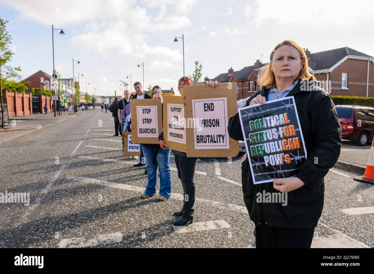 03/05/2010, Belfast, Nordirland. Die Republikaner führen mitten in der Falls Road einen „Protest der Weißen Linie“ durch, der das Ende der Brutalität im Gefängnis bei HMP Maghaberry fordert. Stockfoto