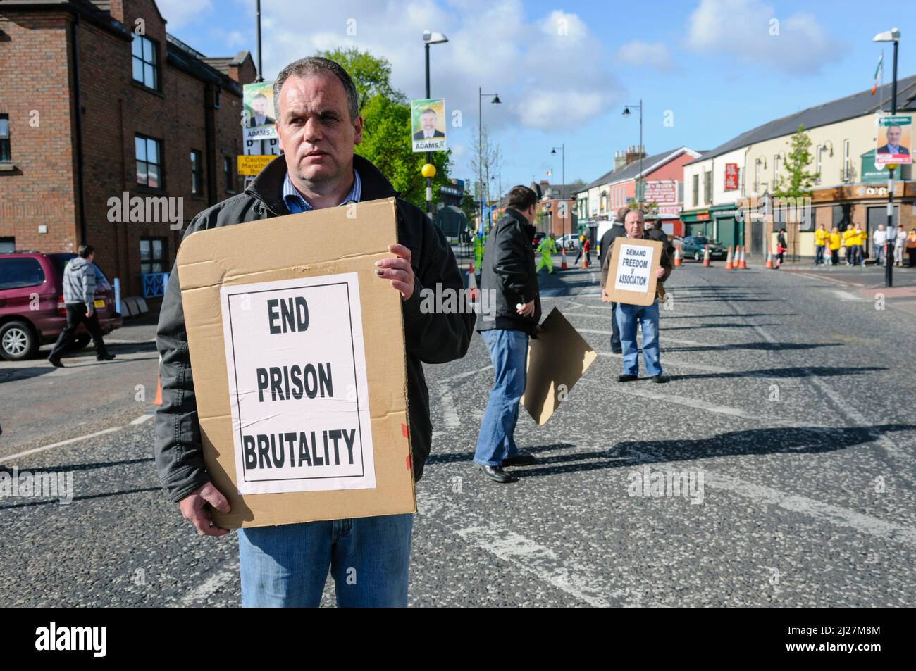 03/05/2010, Belfast, Nordirland. Der prominente Republikaner Paul Duffy hält mitten in der Falls Road einen „White Line Protest“ ab, der das Ende der Brutalität des Gefängnisses bei HMP Maghaberry fordert. Stockfoto