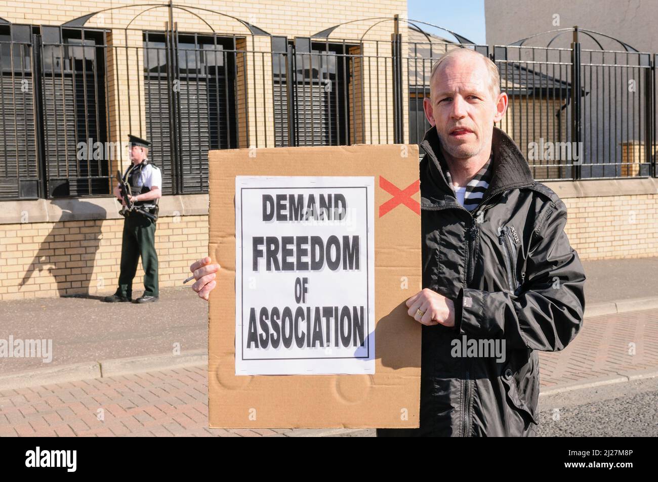 03/05/2010, Belfast, Nordirland. Der Republikaner Tony Catney ist einer von mehreren, die mitten in der Falls Road einen „Protest der Weißen Linie“ abhalten und das Ende der Brutalität im Gefängnis von HMP Maghaberry fordern. Stockfoto