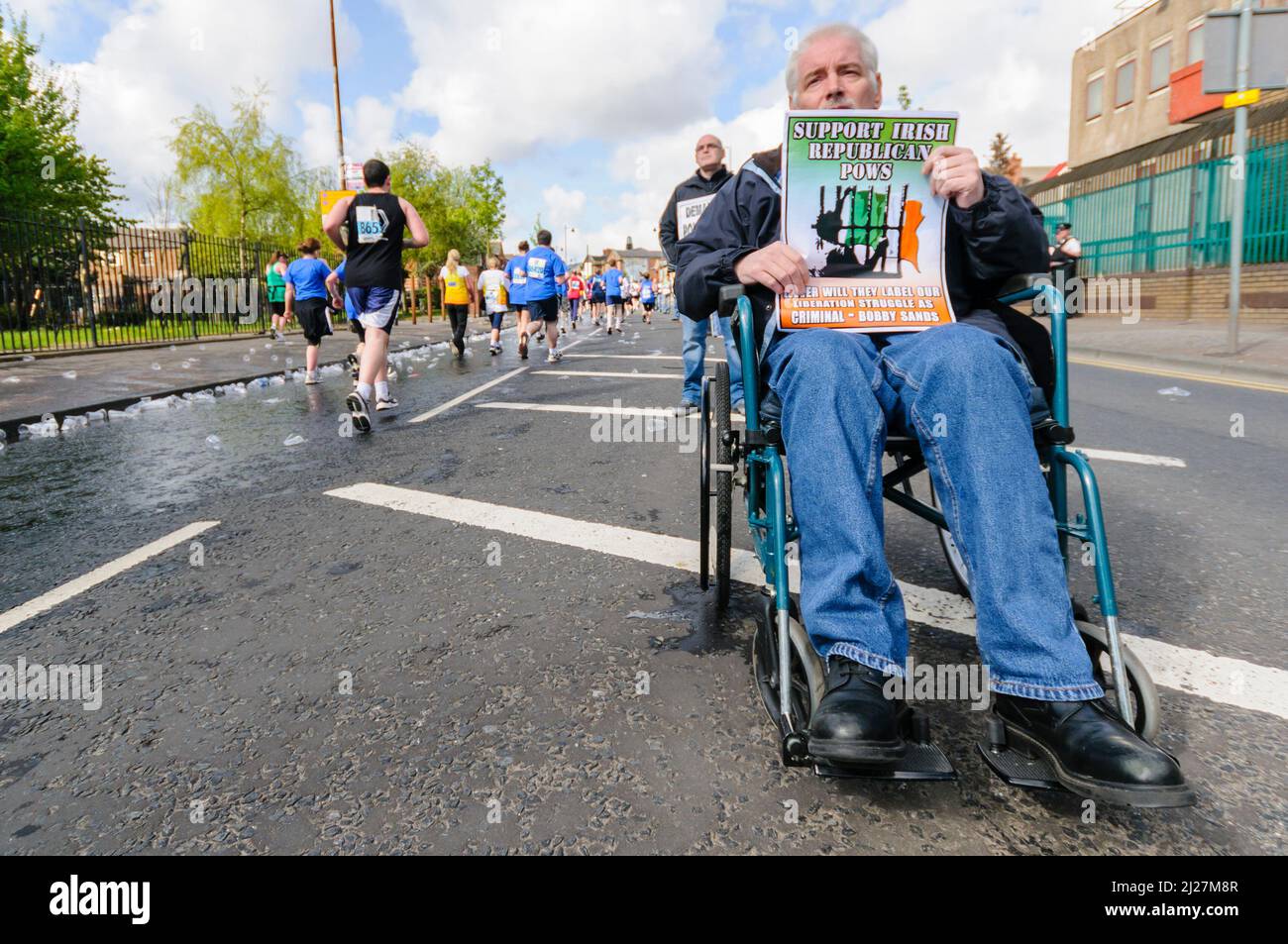 03/05/2010, Belfast, Nordirland. Die Republikaner veranstalten während des jährlichen Belfast-Marathons mitten in der Falls Road einen „White Line Protest“, der das Ende der Brutalität im Gefängnis bei HMP Maghaberry fordert. Stockfoto