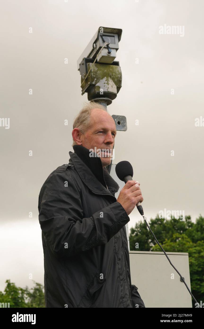 04/07/2010, Maghaberry, Lisburn, Nordirland. Tony Catney spricht bei der Eirigi-Demonstration über die Haftbedingungen, während die republikanische Gruppe Eirigi bei der HMP Maghaberry über die Haftbedingungen demonstriert. Stockfoto