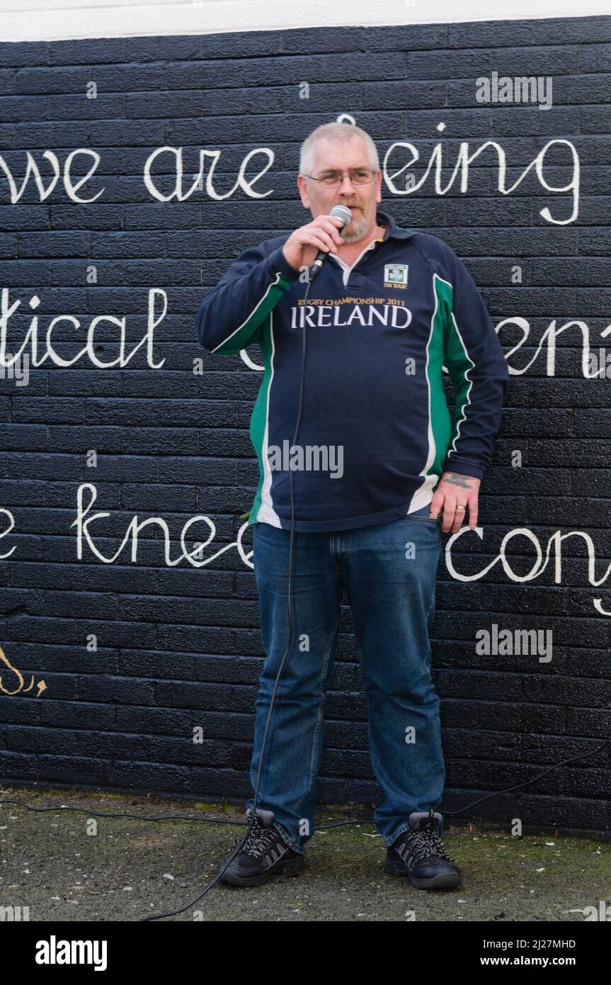24/03/2012. Belfast, Nordirland. Martin Og Meehan hält eine Rede, während das Republikanische Netzwerk für Einheit ein neues Wandgemälde zur Unterstützung der Gefangenen in HMP Maghaberry enthüllt. Stockfoto