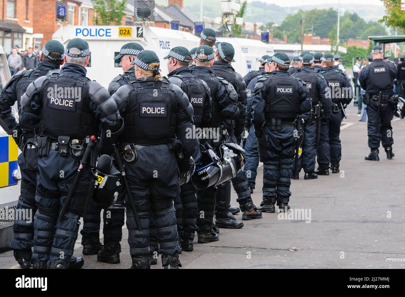 11/08/2012, Belfast, Nordirland. Unterstützungsoffiziere der taktischen Unterstützungseinheit stehen bei Störungen zur Seite, wenn die Parade der Jungen von Derry friedlich vergeht Stockfoto