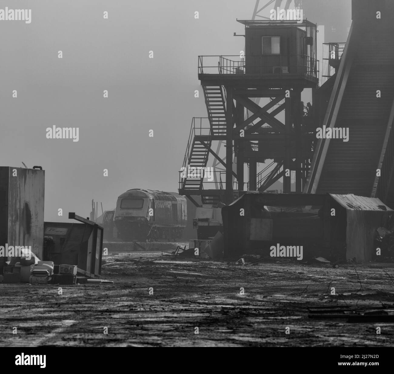 Abgenommener Hochgeschwindigkeitszug-Triebwagen 43053 im Nebel von Sims Metals, Newport Docks, Südwales, wartet darauf, für Schrott aufgeschnitten zu werden Stockfoto