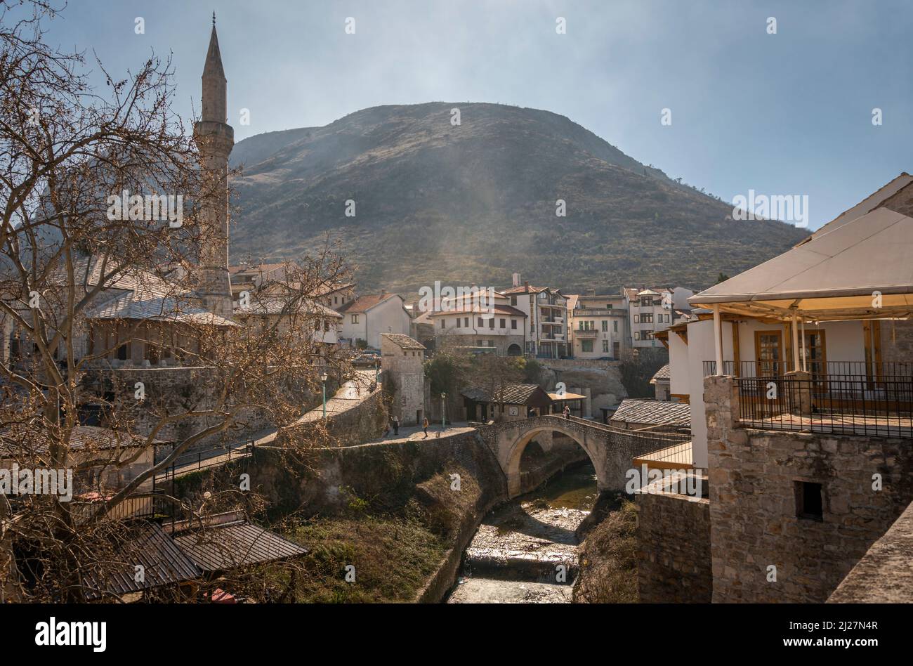 Mostar, Bosnien und Herzegowina, März 2022 - die krumme Brücke über den Bach in der Stadt Mostar, Bosnien und Herzegowina Stockfoto