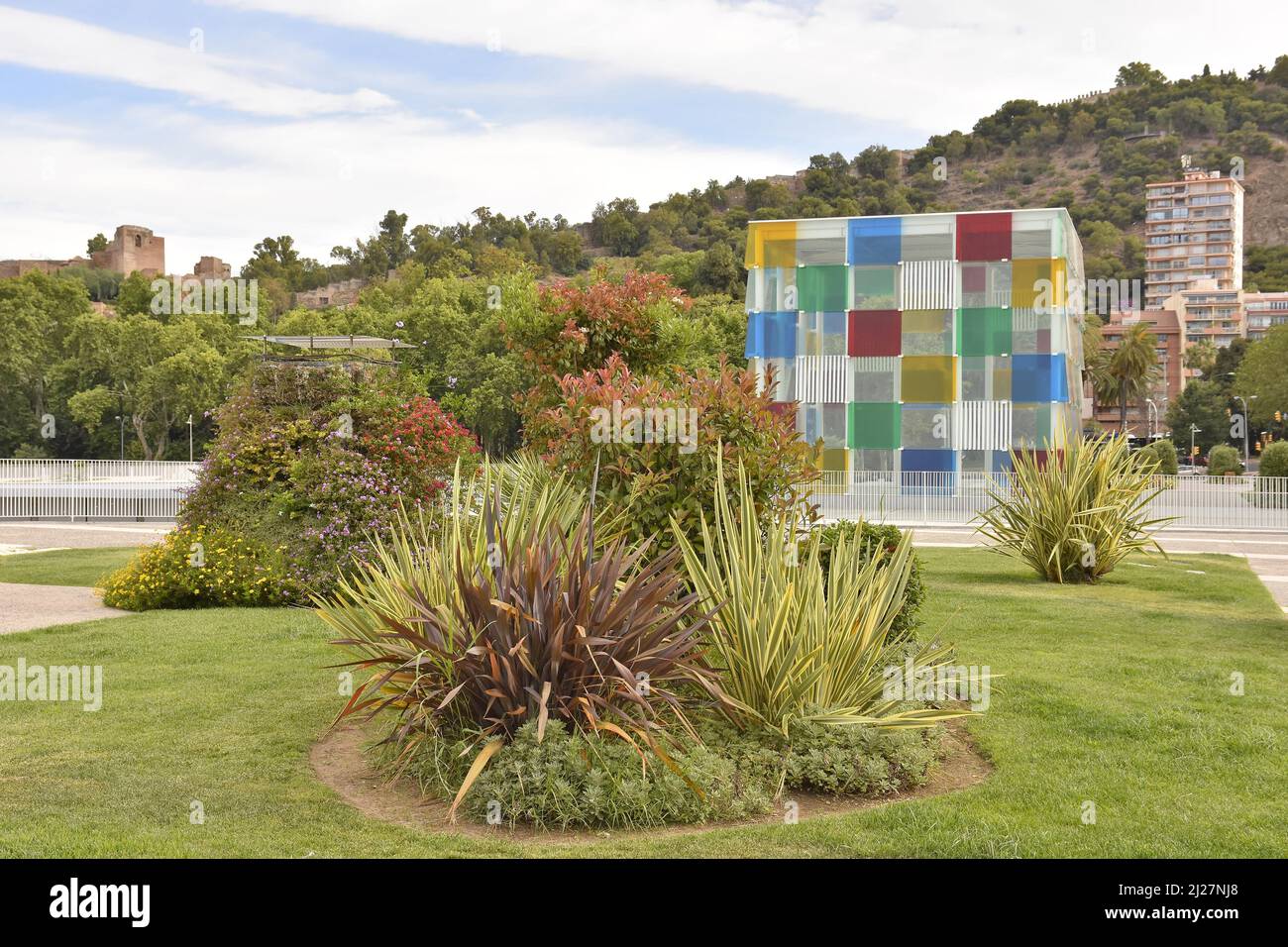 Centre Centre Centre Centre Centre Centre Centre Centre Centre Centre Centre Centre Centre de Moderna Málaga (Museum für Moderne Kunst), farbenfrohe Glaswürfelstruktur und Garten in Málaga Andalusien Spanien. Stockfoto
