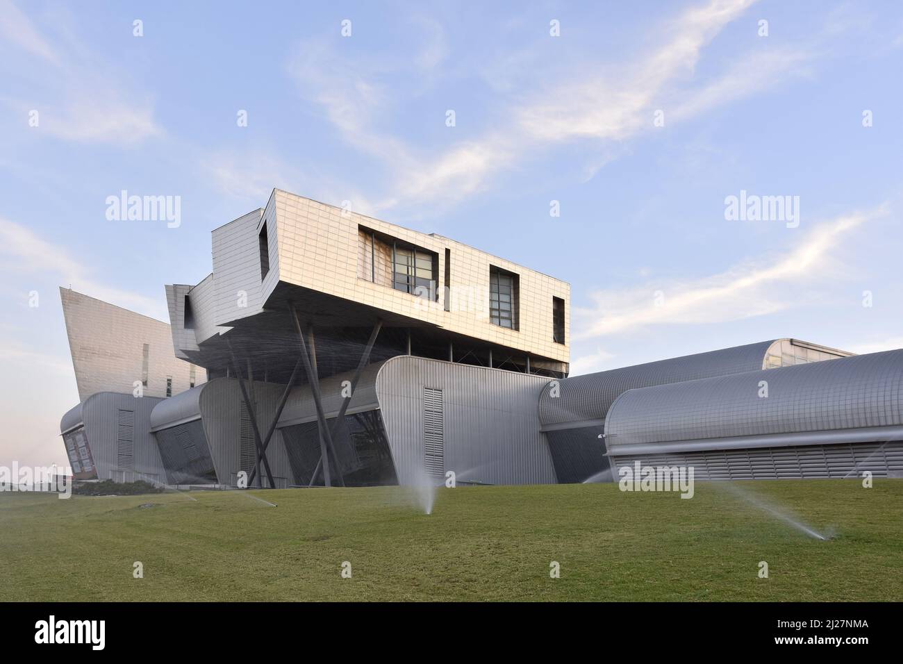 Palacio de Ferias y Congresos de Málaga (Konferenz- und Ausstellungszentrum) modernes Gebäude mit Metallverkleidung in Malaga Andalusien Spanien. Stockfoto