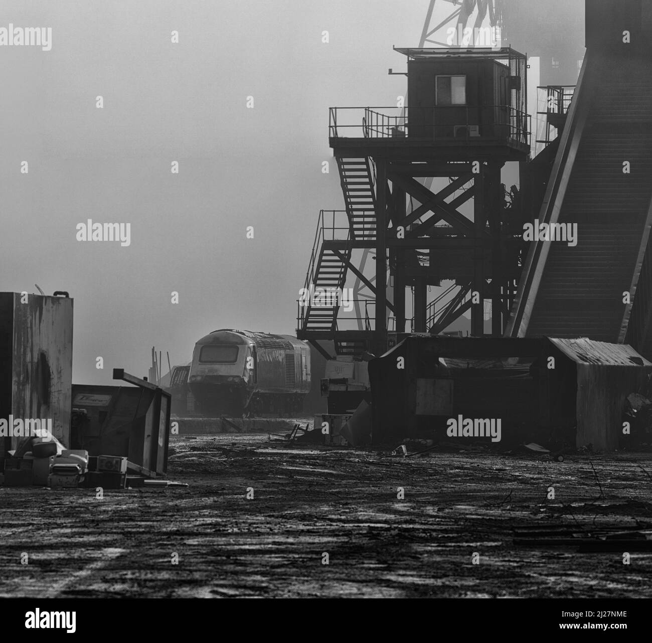 Abgenommener Hochgeschwindigkeitszug-Triebwagen 43053 im Nebel von Sims Metals, Newport Docks, Südwales, wartet darauf, für Schrott aufgeschnitten zu werden Stockfoto
