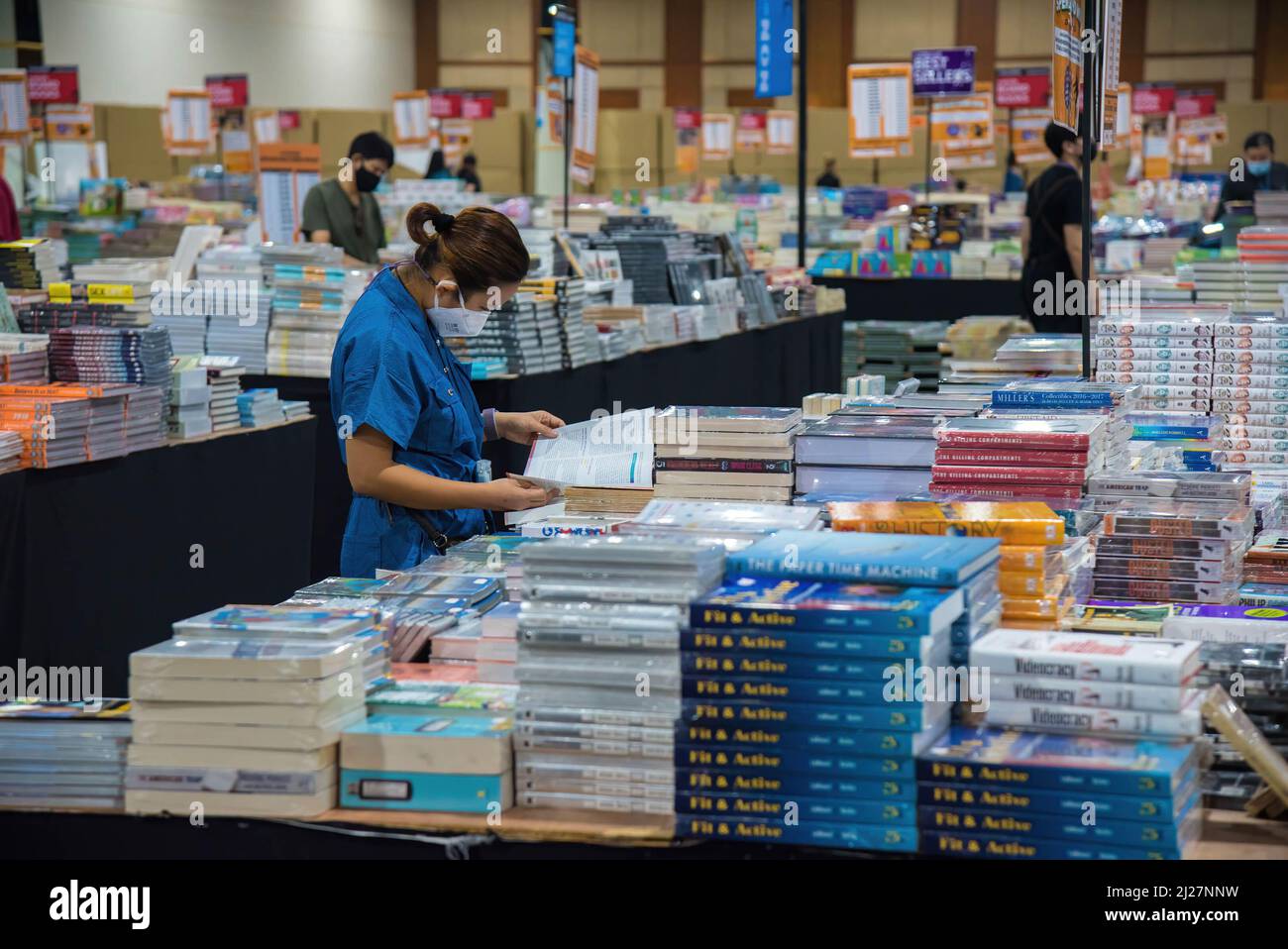 Eine Frau hat beim Big Bad Wolf Book Sale 2022 im Muang Thong Thani ein Buch gelesen. Der Big Bad Wolf Buchverkauf, auch bekannt als der größte Buchverkauf der Welt, begann 2009 in Malaysia und ist seitdem auf 34 Städte in 13 asiatischen Ländern ausgeweitet worden. Der Big Bad Wolf Books Sale soll die Englischkenntnisse weltweit verbessern, Lesegewohnheiten fördern und dazu beitragen, eine neue Generation von Lesern zu entwickeln, indem Bücher erschwinglicher und für alle zugänglich gemacht werden. Stockfoto