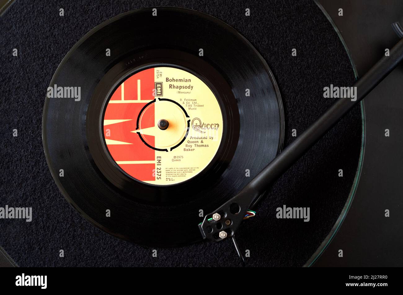 Eine Ansicht der Queen 45rpm Single, Bohemian Rhapsody. Die Platte dreht sich auf einem Plattendeck als Nadel Stockfoto