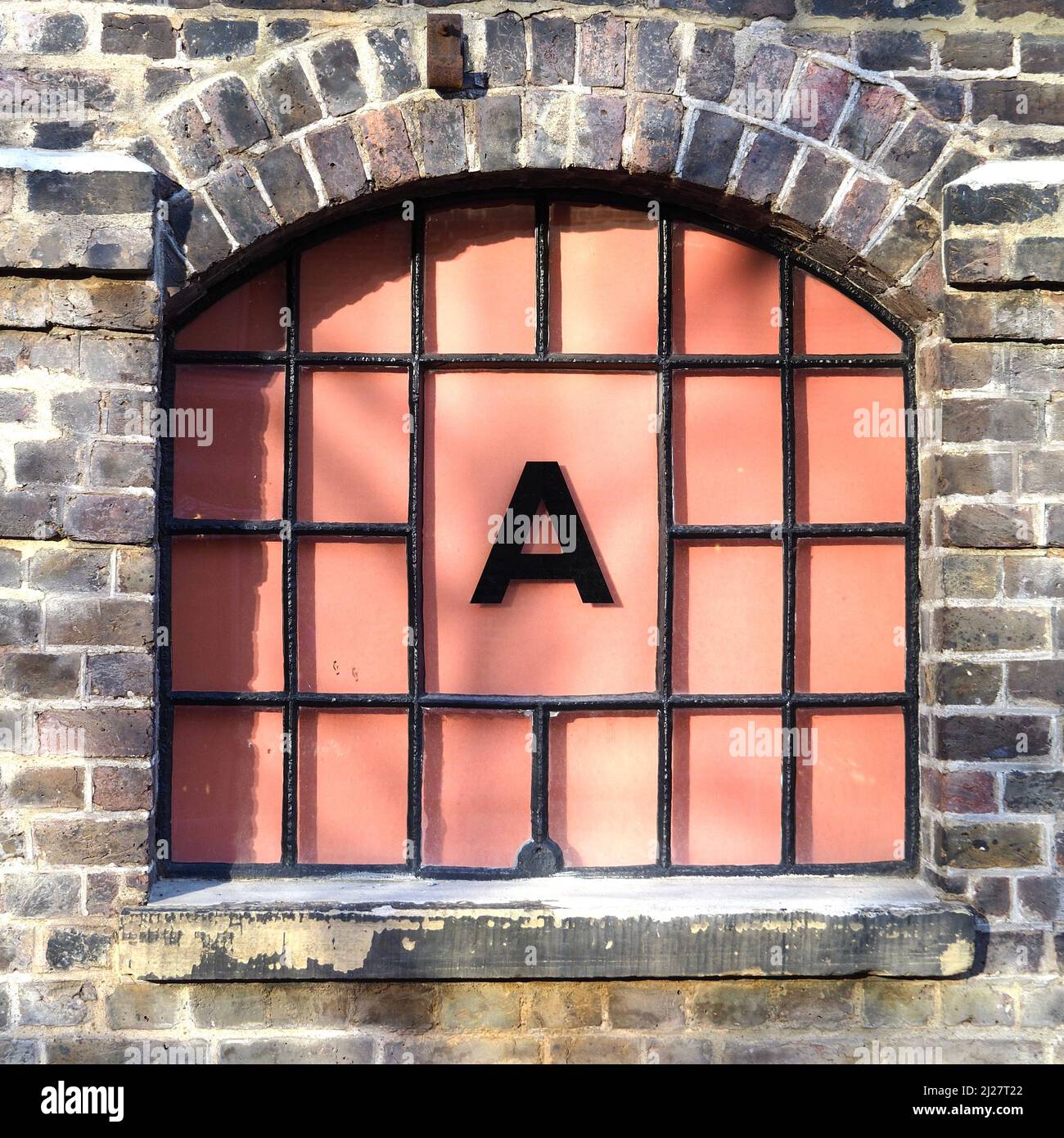 Coal Drops Yard - einzelne Buchstaben in farbigen Glasfenstern im alten Lagerhaus Stockfoto