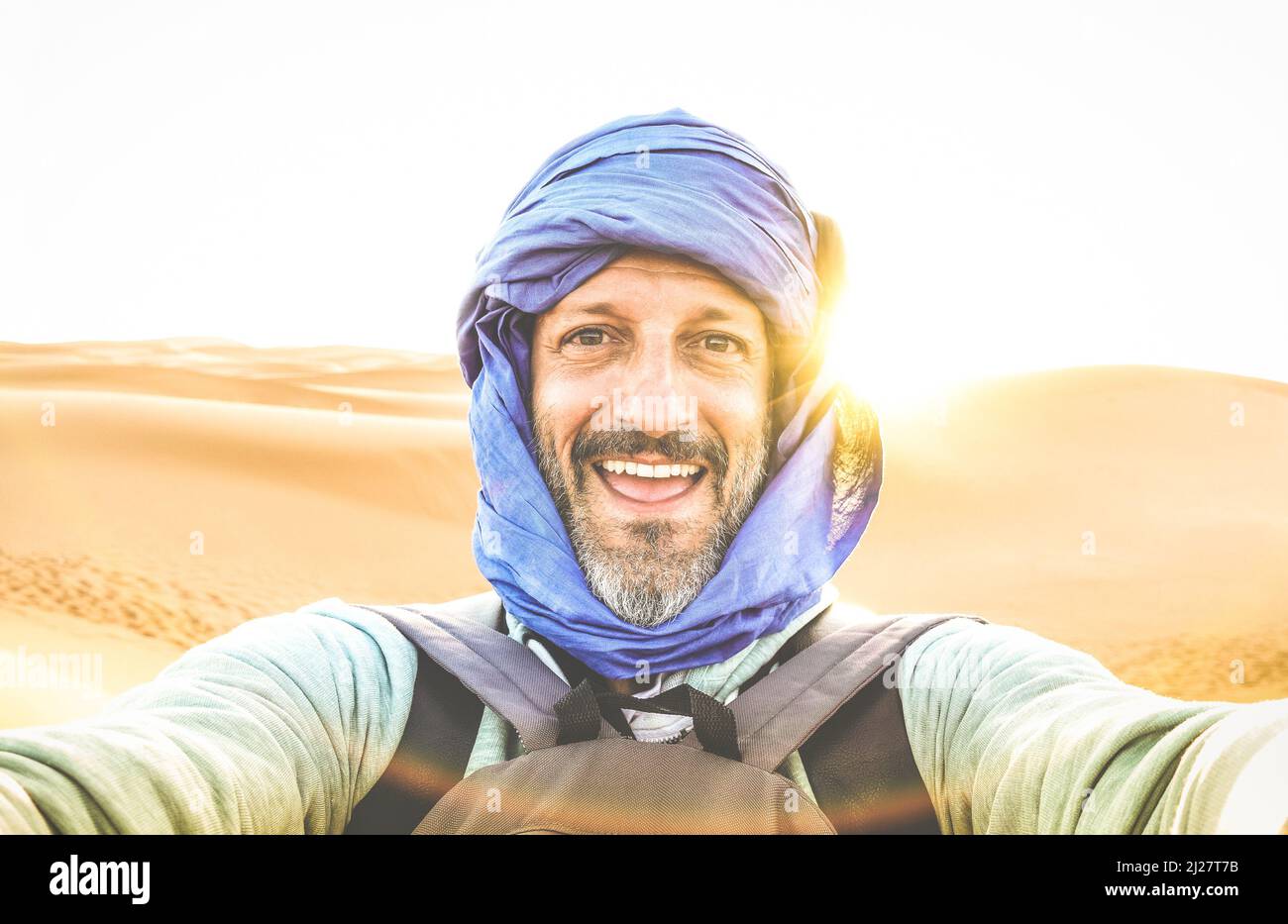 Junger Mann allein Reisende nimmt Selfie in der Wüste Erg Chebbi Düne in der Nähe von Merzouga in Marokko - Abenteuer Fernweh Konzept auf weltberühmten Naturwunder Stockfoto