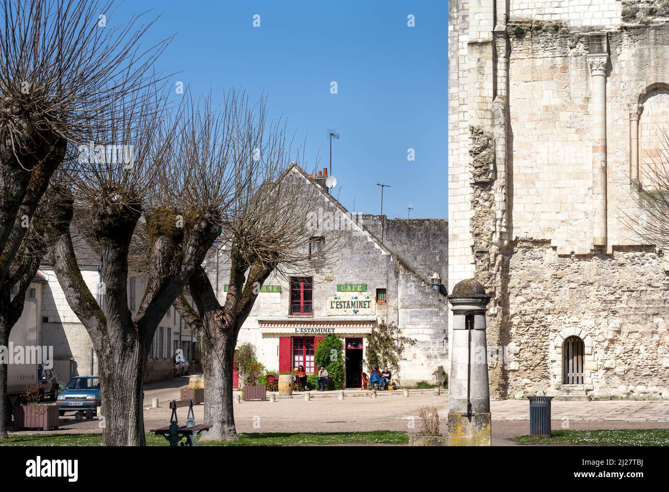 BEAULIEU LES LOCHES, FRANKREICH - 23.. MÄRZ 2022: Typisches Café auf dem Dorfplatz an einem sonnigen Winternachmittag Stockfoto