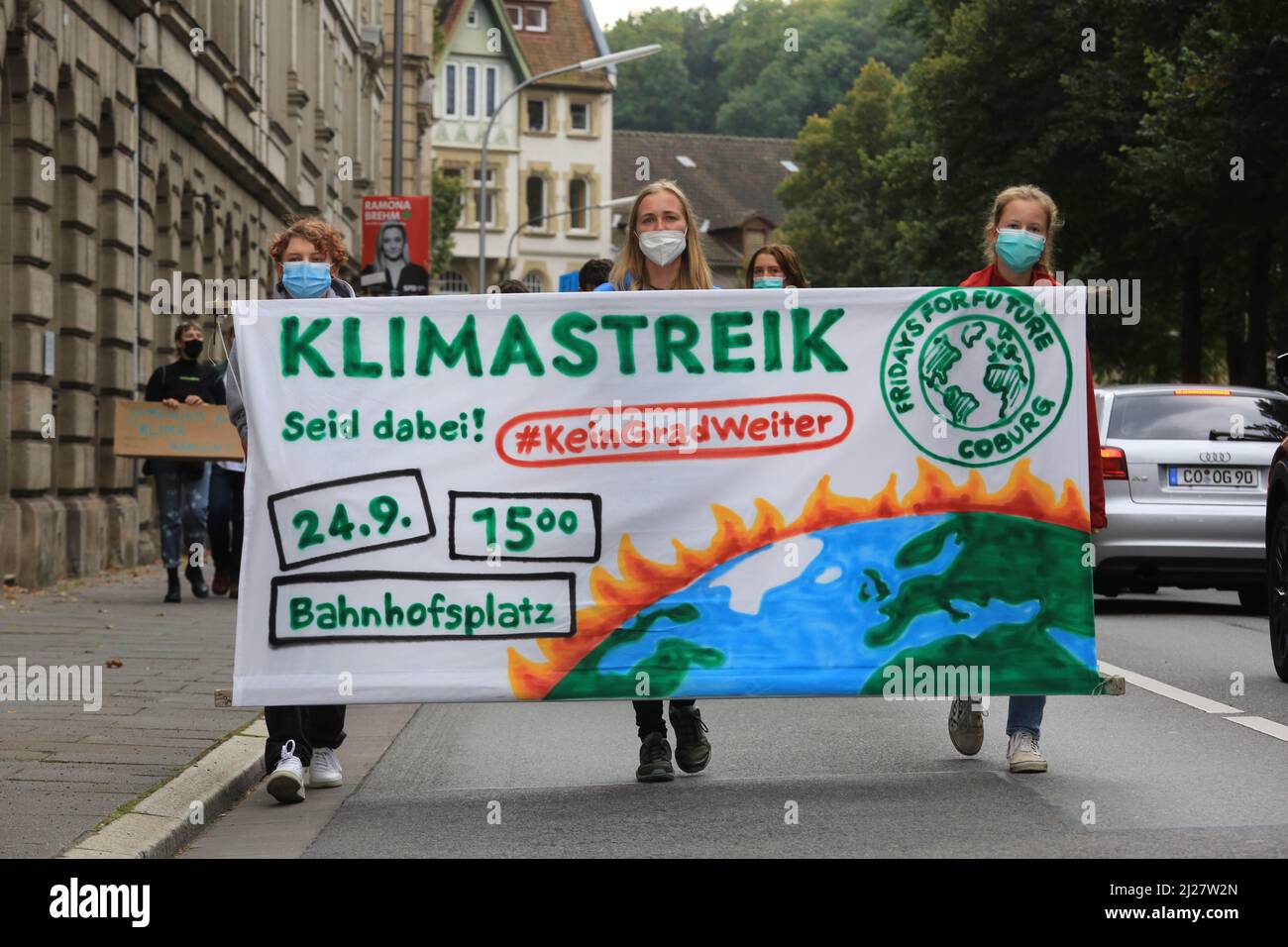 Coburg, Deutschland. 24. September 2016. Während der Demonstration marschierten die Demonstranten mit einem riesigen Transparent, das ihre Meinung zum Ausdruck brachte.Im Rahmen des weltweiten Klimastreiks fand In Coburg eine Veranstaltung für die Zukunft am Freitag statt. Demonstranten marschierten vom Hauptbahnhof auf einen Platz im Stadtzentrum und forderten weitere und schnellere Maßnahmen gegen die Probleme des Klimawandels. (Bild: © Liam Cleary/SOPA Images via ZUMA Press Wire) Stockfoto