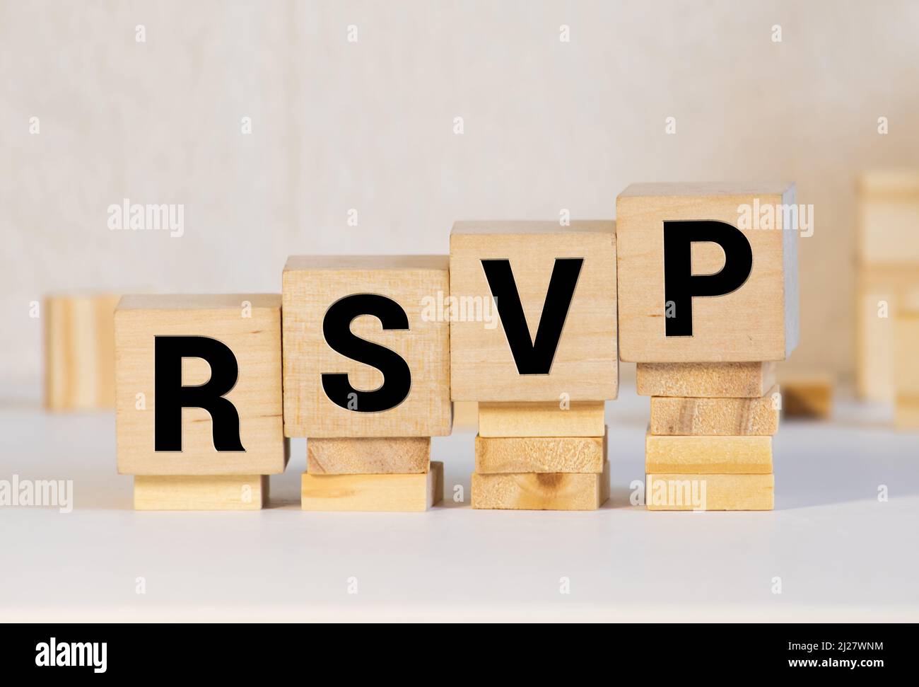 RSVP-Wort mit auf Weiß isolierten Bausteinen. Stockfoto