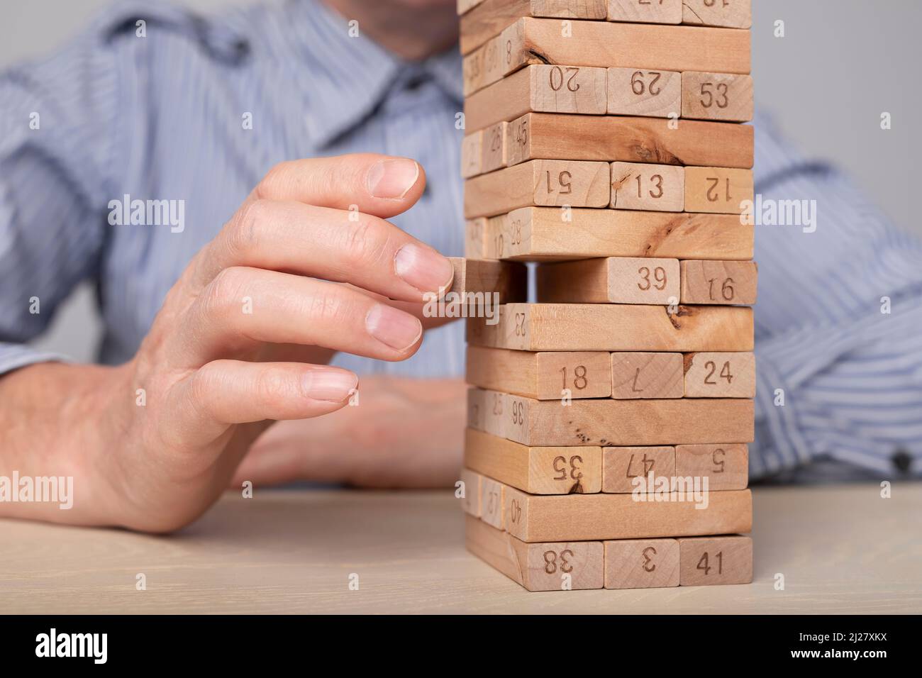 Gebäude Holzblockturm. Geschäftsstrategie, Entscheidungen und Managementkonzept. Hochwertige Fotos Stockfoto