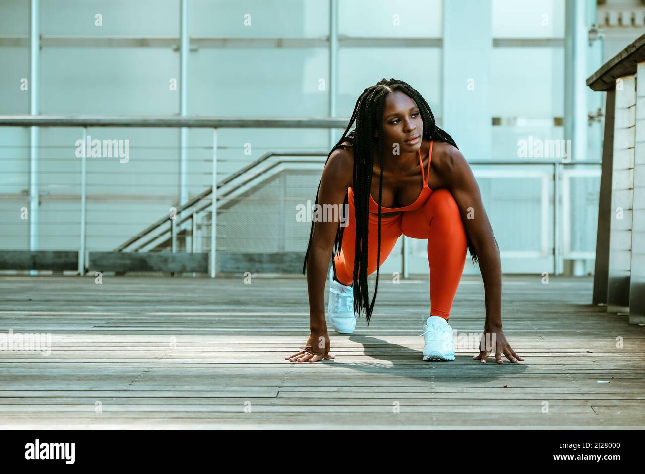 Schöne junge Frau Läufer im Freien in Sportoutfit Stretching Personal Trainer Sporthalle Stockfoto