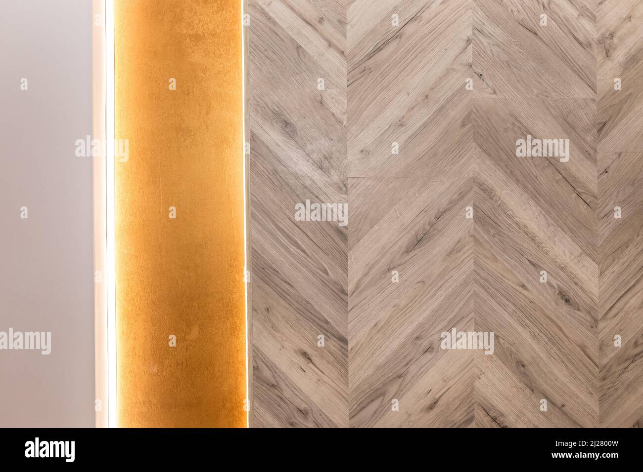 Holzlaminat Abstraktes Deckendesign Moderne Innenarchitektur Hintergrundstruktur mit linearem LED-Licht. Stockfoto