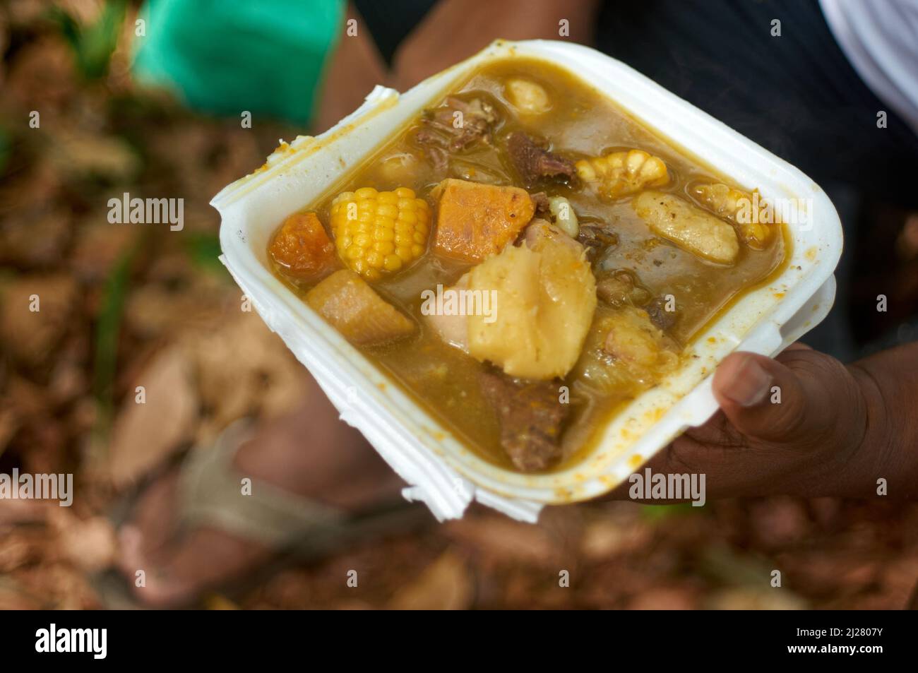 Sancocho kochte am Flussufer Stockfoto