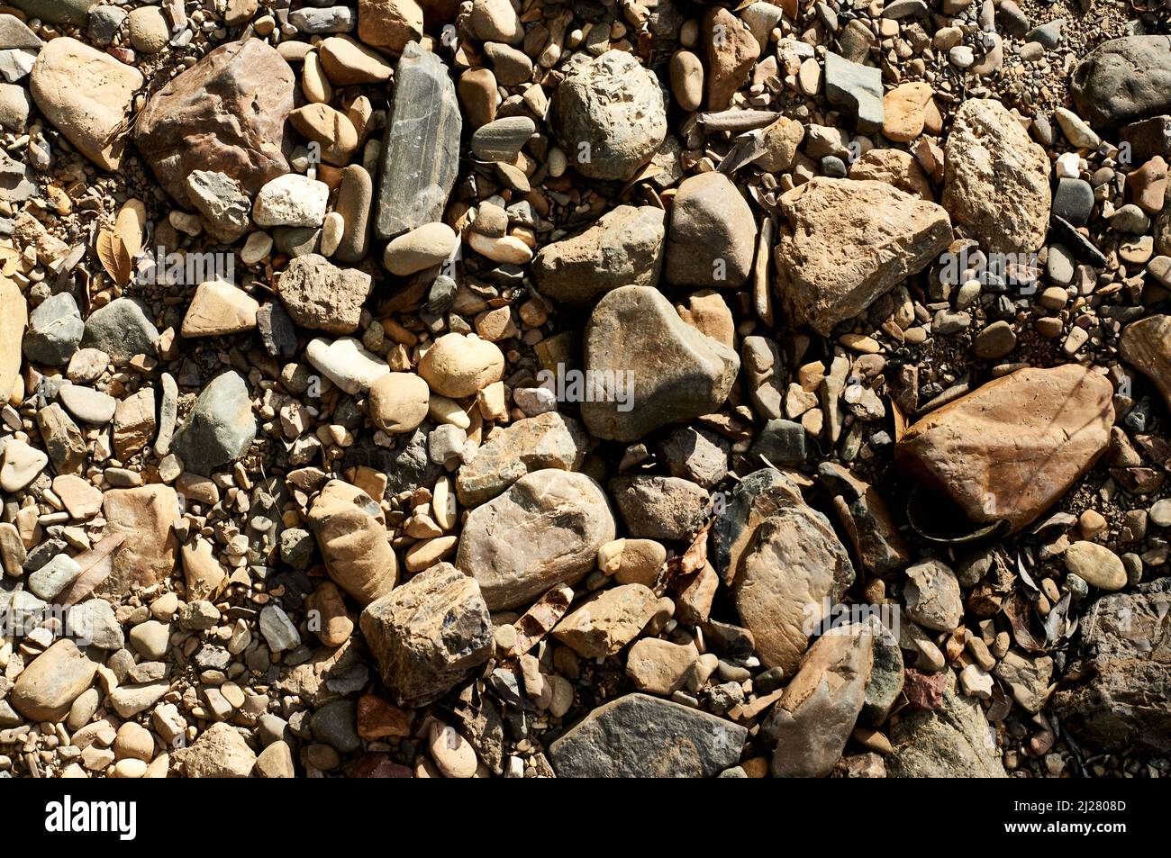 Wunderschöne Felsen am Flussufer Stockfoto