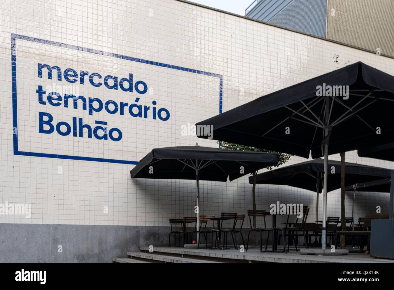 Porto, Portugal. März 2022. Außenansicht des Mercado Temporario Bolhao im Stadtzentrum Stockfoto